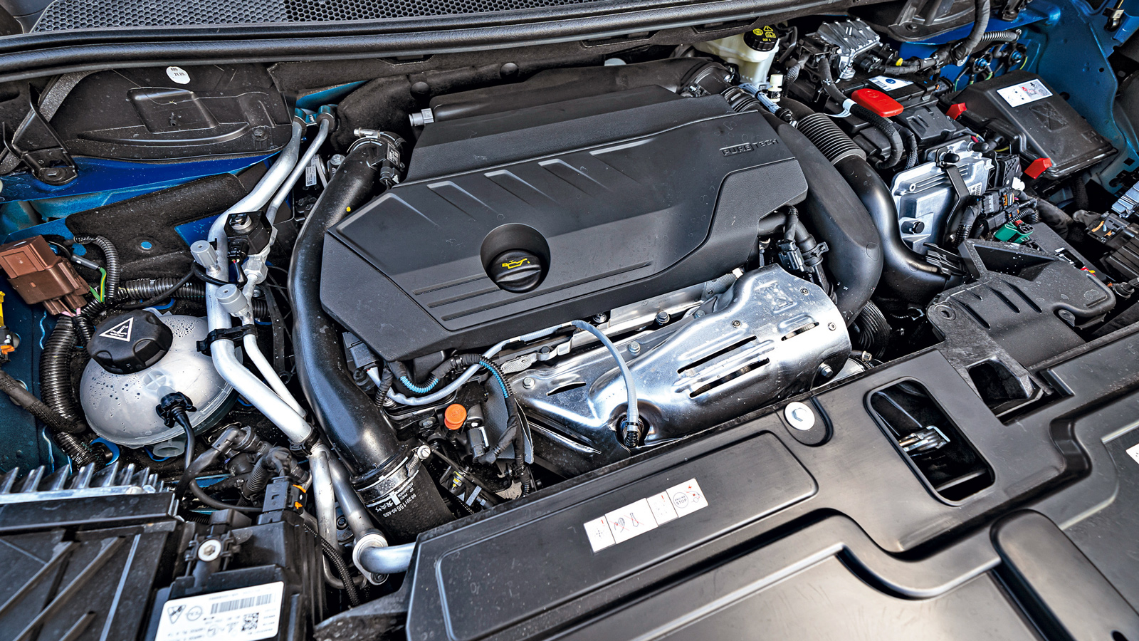 Το Opel διαθέτει 2 ηλεκτροκινητήρες, έναν μπροστά με 110 ίππους κι έναν πίσω με 113 ίππους, ενώ κάτω από το καπό συναντάμε ένα τετρακύλινδρο 1.600αρη 